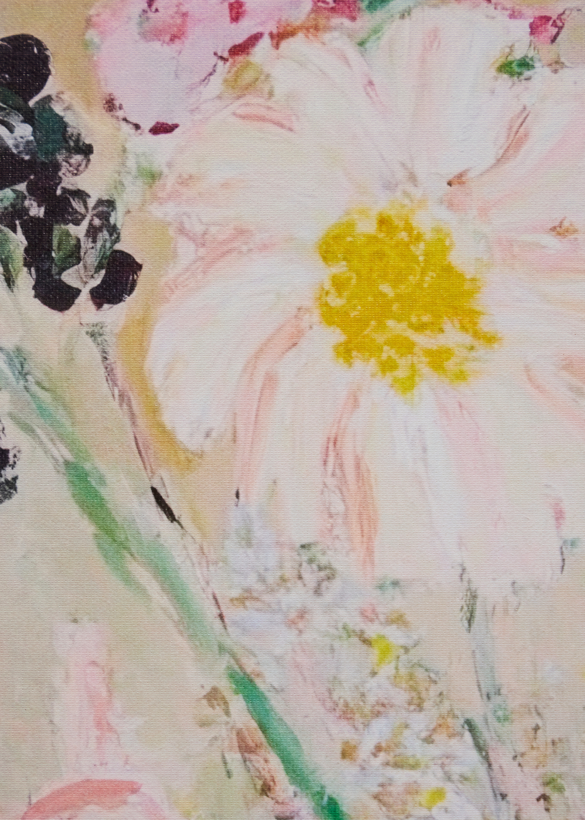 Nærbillede af de håndmalede blomster og vase med sommerfugle på Wild Garden lærredstryk fra HelloPoster.