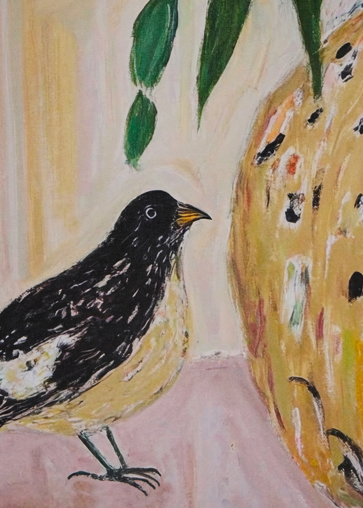 Nærbillede af Bird no. 2 lærredstryk – gul og sort fugl ved prikket vase i varme farver