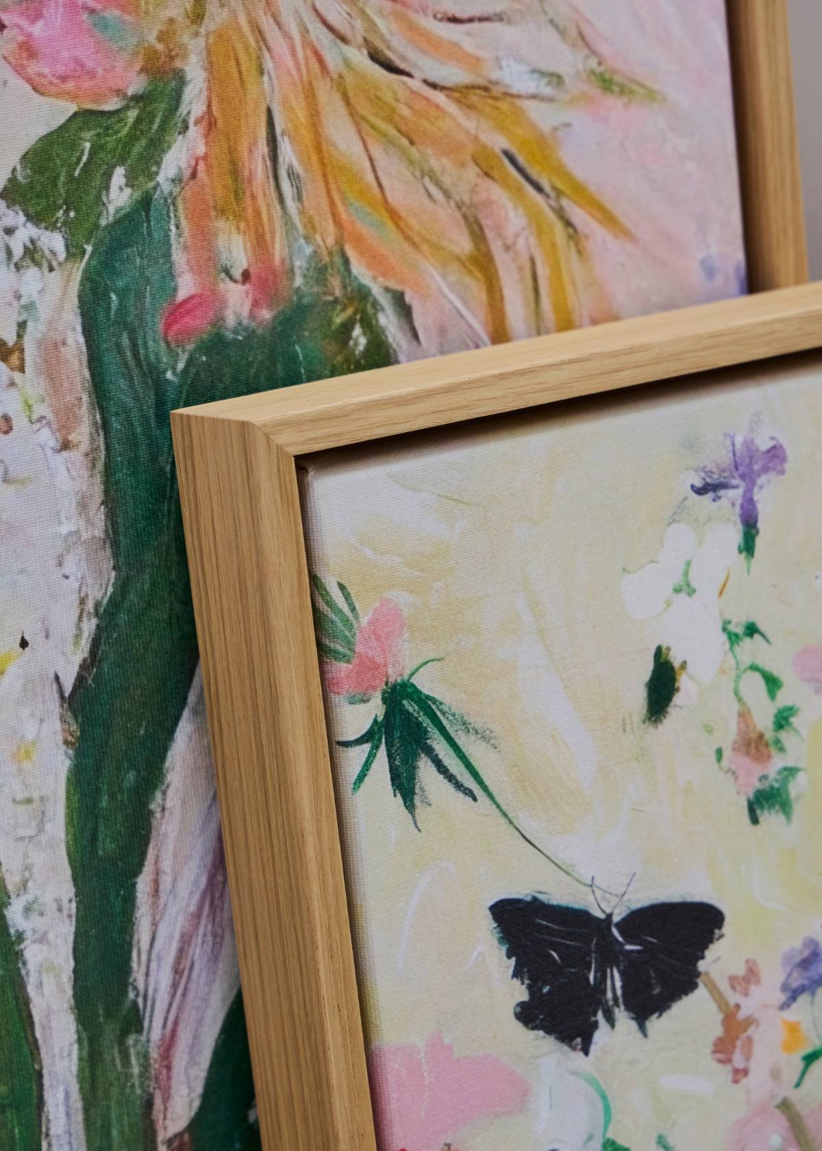Bird no. 2 og Wild Garden på canvas i et close up.
Nærbillede af hjørnesamling på en eksklusiv egetræsramme til canvasprint fra HelloPoster.