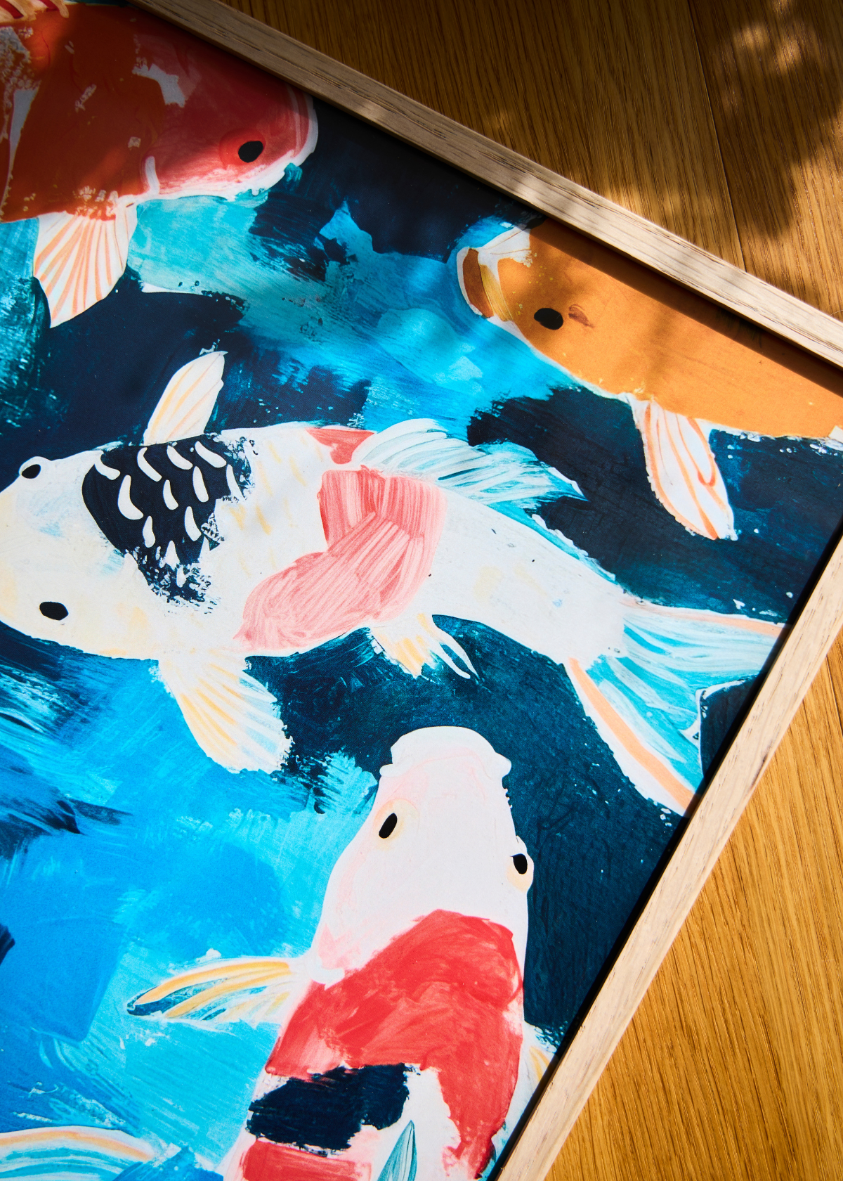 Detaljeret udsnit af Koi plakat fra HelloPoster – japansk inspireret kunst med orange og hvide fisk