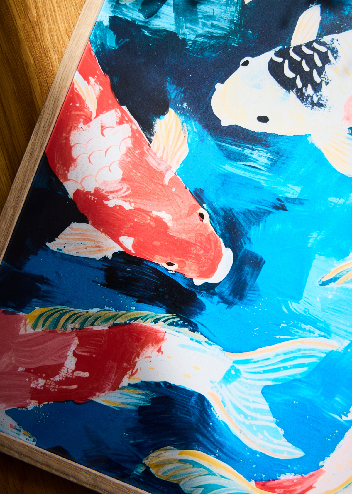 Kunstnerisk nærbillede af Koi plakat – livlige karper i bevægelse, perfekt til farverige hjem