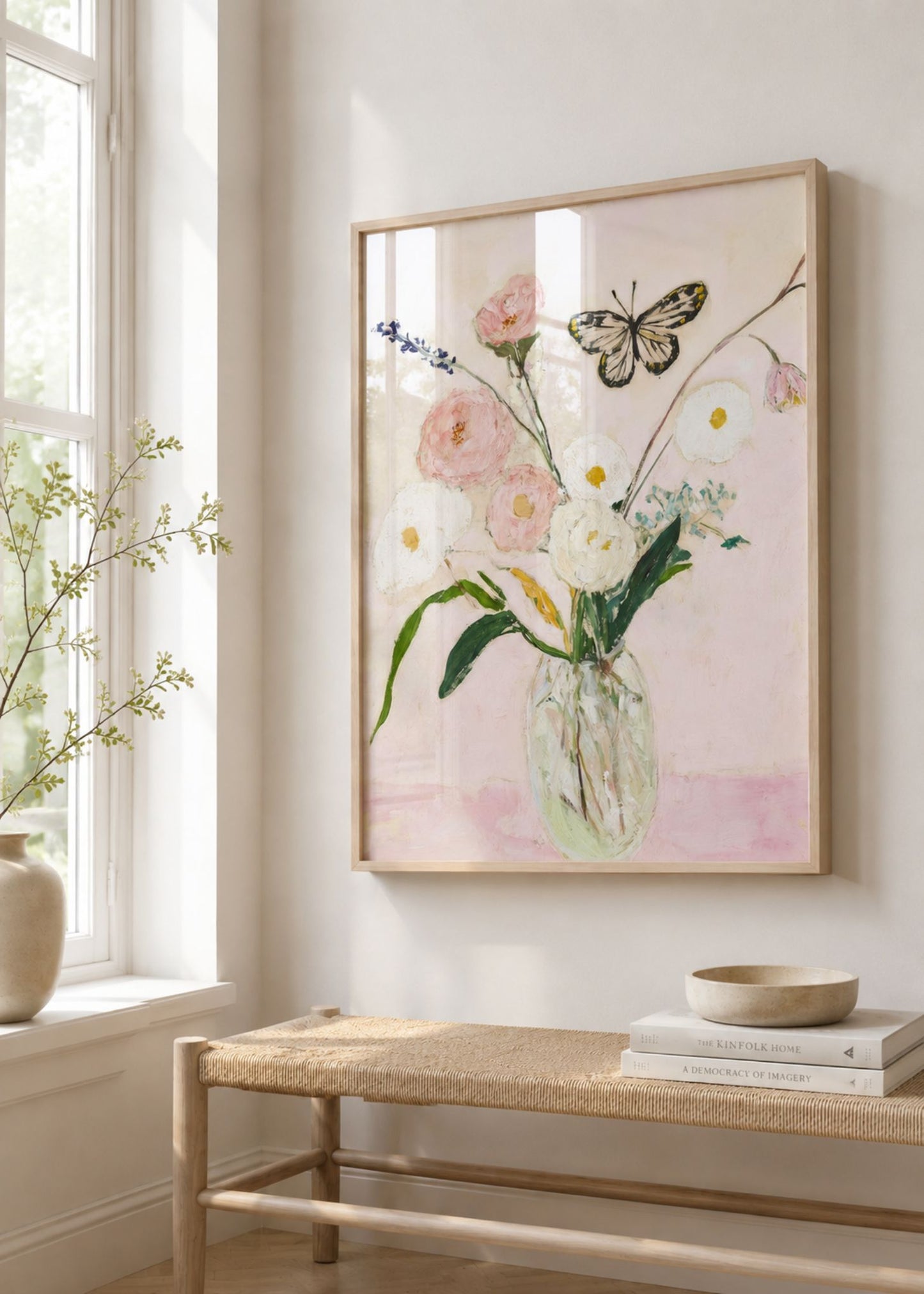 Lys nordisk entré med Summer Jar plakat i egetræsramme over bænk med naturlige materialer og bløde pastelfarver.