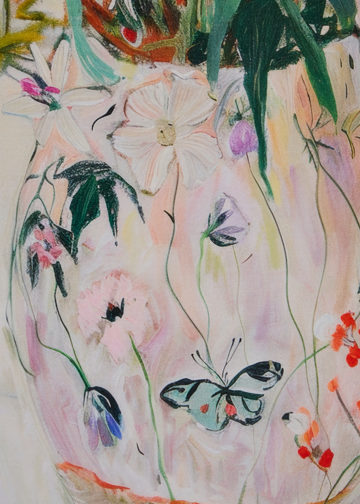 Detalje fra Wild Garden lærred – pastelfarvede blomster og en sort sommerfugl trykt på teksturfyldt canvas.