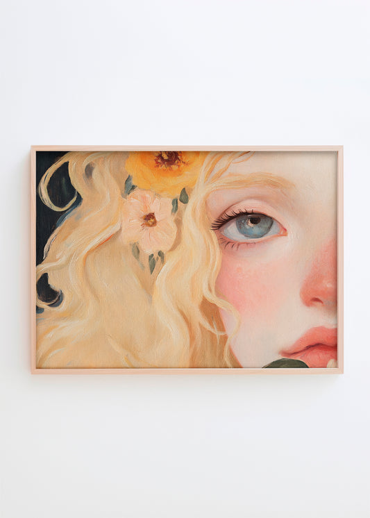 Nærbillede af Florence portrætplakat med blondt hår og gule blomster