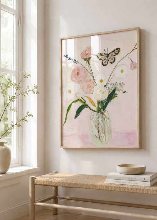 Lys nordisk entré med Summer Jar plakat i egetræsramme over bænk med naturlige materialer og bløde pastelfarver.