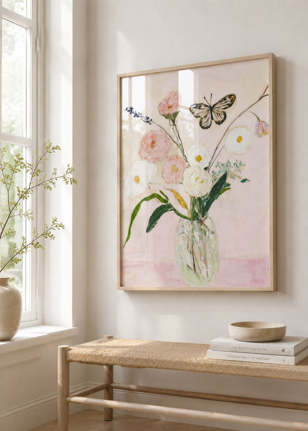 Lys nordisk entré med Summer Jar plakat i egetræsramme over bænk med naturlige materialer og bløde pastelfarver.